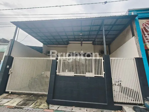 image RUMAH MINIMALIS TERAWAT, FURNISHED, ADA CARPORT, LEBAR 8, BEBAS BANJIR, SIMOREJO, SUKOMANUNGGAL, DEKAT TIDAR & PACUAN KUDA, SURABAYA BARAT (1)