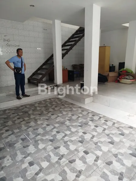 image RUMAH MINIMALIS 3 LANTAI DI SOPUTAN – STRATEGIS, ADA 3 KAMAR & FULL AC! (2)