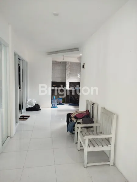 image RUMAH MINIMALIS 3 LANTAI DI SOPUTAN – STRATEGIS, ADA 3 KAMAR & FULL AC! (3)