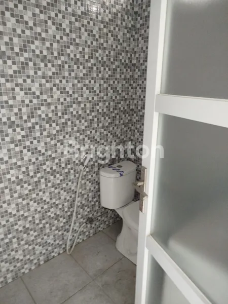 image RUMAH MINIMALIS 3 LANTAI DI SOPUTAN – STRATEGIS, ADA 3 KAMAR & FULL AC! (4)