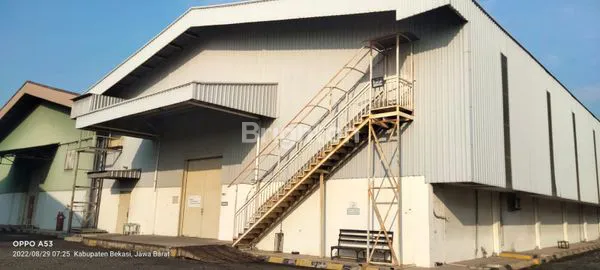 image LAHAN LUAS DENGAN BANGUNAN GUDANG YANG KOKOH , 7 MENIT KE PINTU TOLL, LOKASI JALAN UTAMA DI TAMBUN, BEKASI TIMUR. (2)