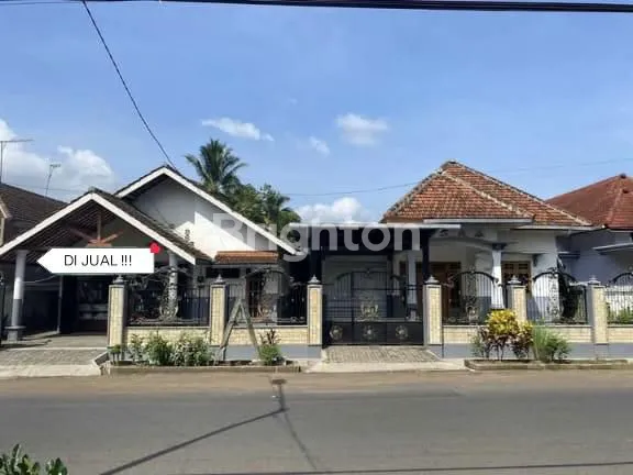 image RUMAH DENGAN PEKARANGAN LUAS DI KEPANJEN (1)