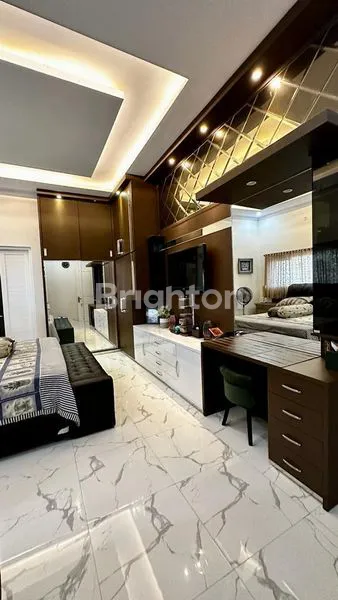 image ELEGANT FAMILY RESIDENCE @ CIGANJUR – JAGAKARSA || LINGKUNGAN HIJAU • ARSITEKTUR BERKELAS • FULL FURNISHED • AKSES STRATEGIS (2)