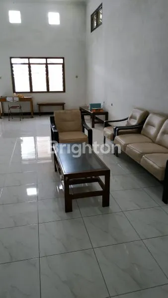 image RUMAH KOMERSIAL LEBAR 20, RAYA YOS SUDARSO, COCOK UNTUK USAHA EKSPEDISI, RESTORAN, ATAU LAINNYA, BANYUWANGI (4)