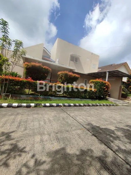 image DI JUAL RUMAH DENGAN HUNIAN YANG NYAMAN DAN STRATEGIS,FULL FURNIS,KULKAS ,KOMPOR GAS,AC-6 KAMAR,SOFA RUANG TAMU,MEJA MAKAN DAN PERABOTAN RUMAH TANGGA LAINYA (1)