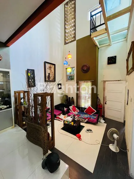 image RUMAH MEWAH FULL FURNISHED DI MUTIARA GADING, SIAP HUNI 3KT (8)