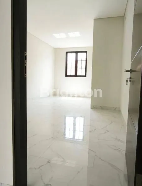 image RUMAH STRATEGIS HADAP BARAT, DEKAT RAYA KENJERAN (3)