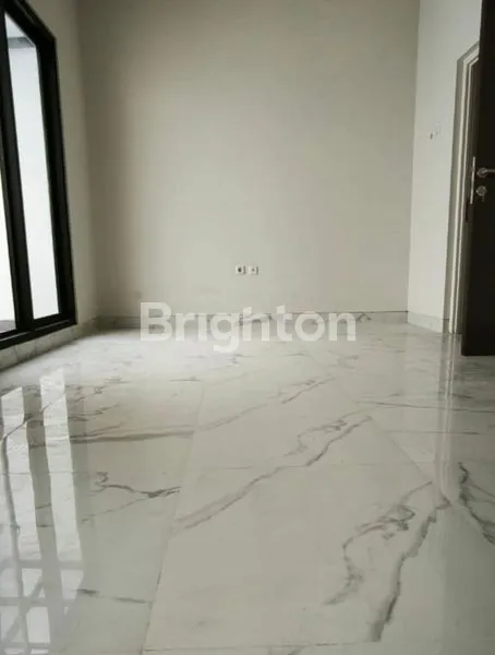 image RUMAH STRATEGIS HADAP BARAT, DEKAT RAYA KENJERAN (4)