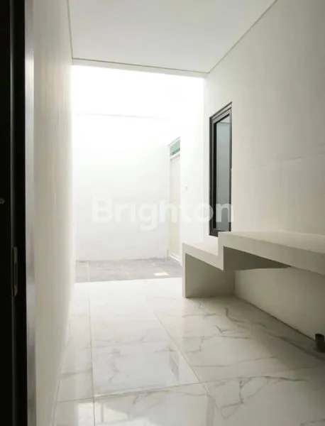 image RUMAH STRATEGIS HADAP BARAT, DEKAT RAYA KENJERAN (5)