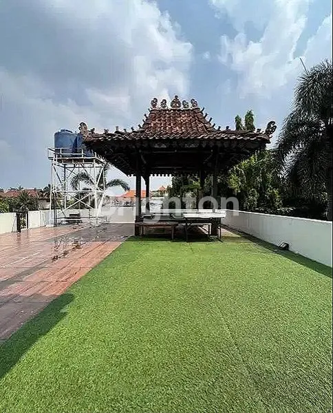 image RUMAH MEWAH CLASSIC MODERN DI PERMATA HIJAU DENGAN KOLAM RENANG PRIBADI DAN GAZEBO ROOFTOP (7)