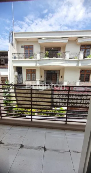 image RUMAH STRATEGIS DI JELAMBAR 4 LANTAI (8)