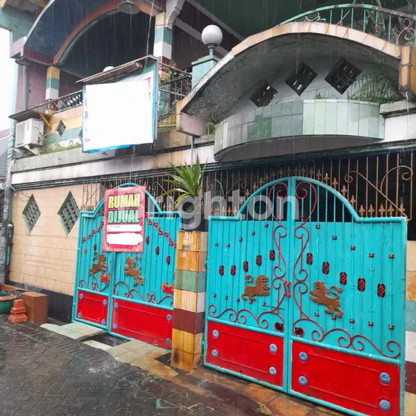 image RUMAH MEWAH 3 LANTAI DI GEMPOL, LT 153M² (1)