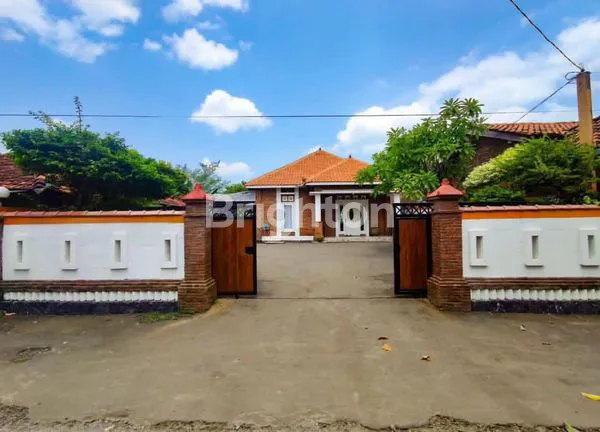 VILLA TROPIS PINGGIR PANTAI JEPARA HALAMAN SUPER LUAS