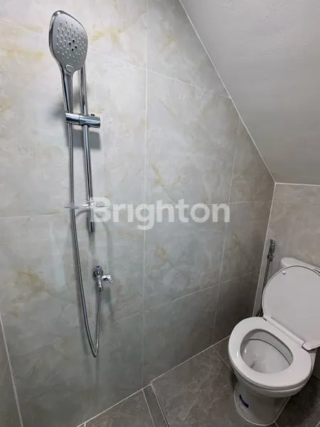 image RUMAH BARU 3 LANTAI STRATEGIS FULL FURNISH DI TANJUNG DUREN JAKARTA BARAT (3)