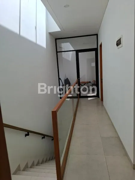 image RUMAH RAPI MODERN DIJUAL DI DAERAH BSD - LINGKUNGAN AMAN DAN NYAMAN, LT/LB: 84 M2/120 M2 (5)