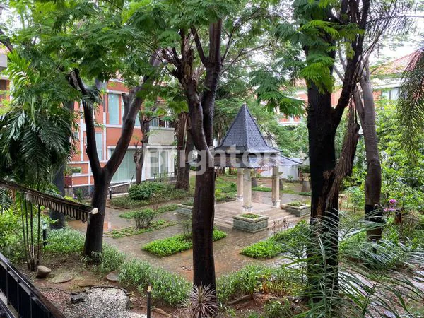 image RUMAH HOEK ELEGAN GADING PARK VIEW KELAPA GADING JAKUT.LOKASI PREMIUM SEMI FURNISHED. (8)