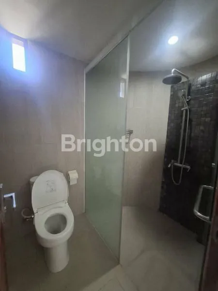 image DI SEWAKAN RUMAH SEMI VILLA DENGAN PEMANDANGAN SPECTAKUKAR DI PERUMAHAN GIRI HILL RESIDENCE BENOA KITA SELATAN  (5)