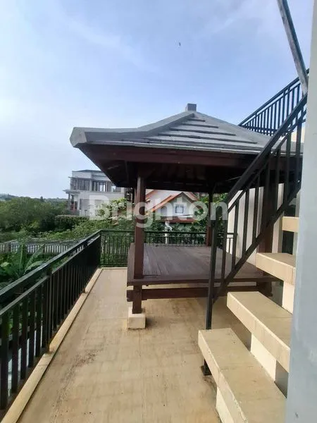 image DI SEWAKAN RUMAH SEMI VILLA DENGAN PEMANDANGAN SPECTAKUKAR DI PERUMAHAN GIRI HILL RESIDENCE BENOA KITA SELATAN  (8)