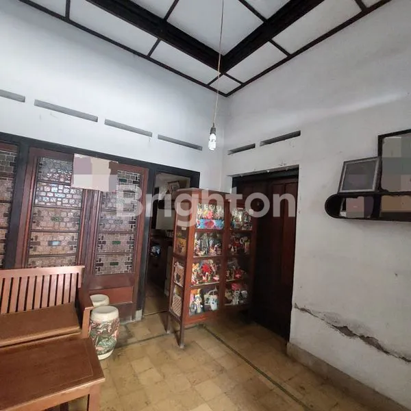 image INVESTASI CERDAS. RUMAH BESAR TENGAH KOTA HANYA 3 MNT DARI SMA LOYOLA (3)