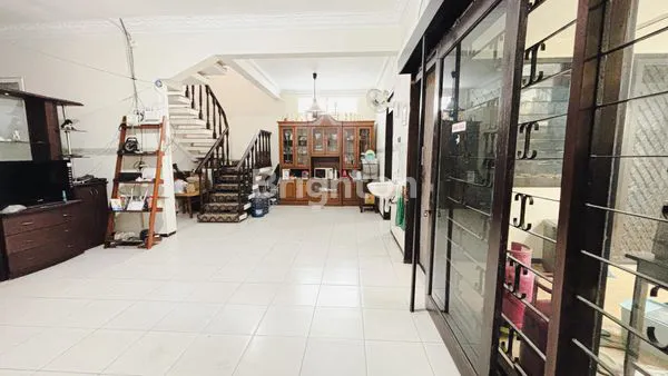 image RUMAH 2 LANTAI MANYAR TIRTOMOYO (3)