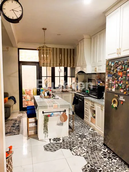 image RUMAH MODEREN DUA LANTAI BERGAYA AMERICAN CLASSIC (7)