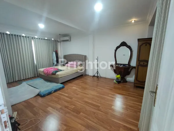 image RUMAH MEWAH 2 LANTAI NON FURNISH DI MAGATRU TURANGGA KOTA BANDUNG (6)