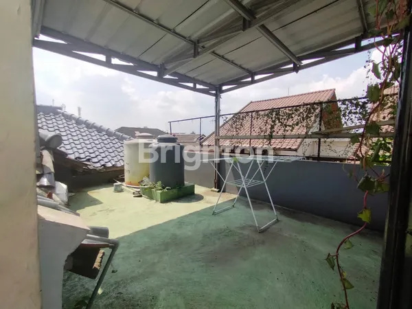 image RUMAH MEWAH 2 LANTAI NON FURNISH DI MAGATRU TURANGGA KOTA BANDUNG (8)