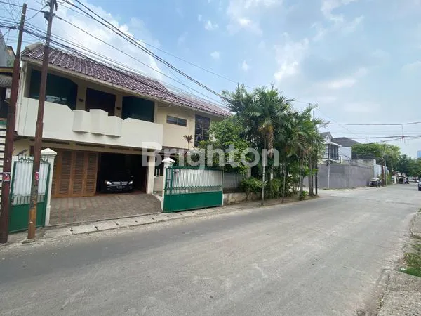 image DIJUAL NEGO RUMAH LUAS – TIPE HOEK 2 LANTAI PETOGOGAN, KEBAYORAN BARU – JAKARTA SELATAN (1)