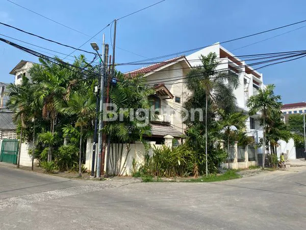 image DIJUAL NEGO RUMAH LUAS – TIPE HOEK 2 LANTAI PETOGOGAN, KEBAYORAN BARU – JAKARTA SELATAN (8)