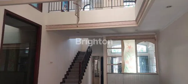 image RUMAH STRATEGIS SURABAYA, 4+1 KT, GARASI & CARPORT (3)