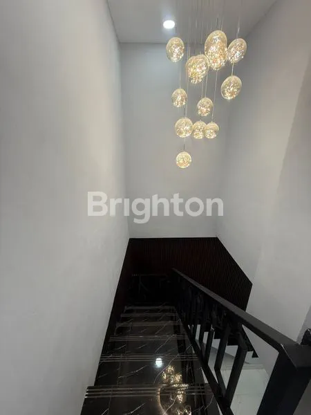 image RUMAH DUA LANTAI SUDAH RENOVASI FULL DI PLAMO GARDEN (4)