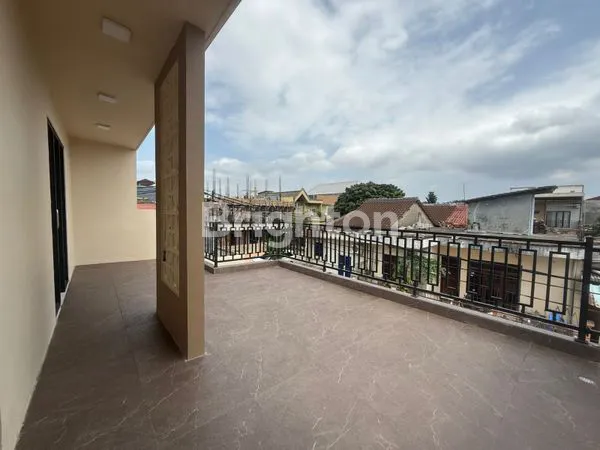 image RUMAH DUA LANTAI SUDAH RENOVASI FULL DI PLAMO GARDEN (3)