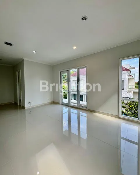 image RUMAH PASADENA BRAND NEW,SIAP HUNI,LOKASINYA DEKAT DENGAN BOULEVARD GADING SERPONG,ROW JALANNYA LEBAR,DAN DEKAT AKSES JALAN TEMBUS BSD (5)