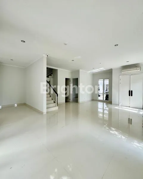 image RUMAH PASADENA BRAND NEW,SIAP HUNI,LOKASINYA DEKAT DENGAN BOULEVARD GADING SERPONG,ROW JALANNYA LEBAR,DAN DEKAT AKSES JALAN TEMBUS BSD (8)