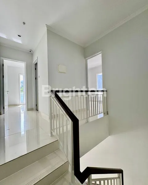 image RUMAH PASADENA BRAND NEW,SIAP HUNI,LOKASINYA DEKAT DENGAN BOULEVARD GADING SERPONG,ROW JALANNYA LEBAR,DAN DEKAT AKSES JALAN TEMBUS BSD (4)