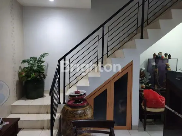 image RUMAH 2,5 LANTAI DI JANTUNG BINTARO SEKTOR 3A HARGA SANGAT MIRING BONUS 5 AC (4)