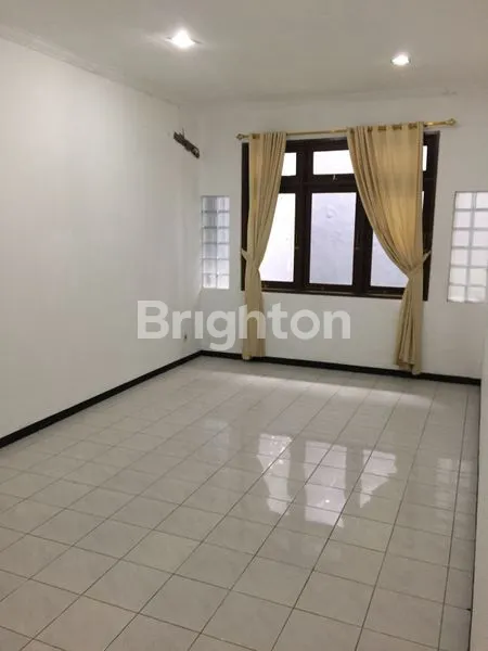 image RUMAH 2 LANTAI DI GRAHA FAMILI, SURABAYA (4)
