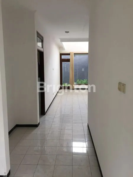 image RUMAH 2 LANTAI DI GRAHA FAMILI, SURABAYA (3)