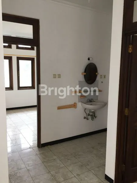 image RUMAH 2 LANTAI DI GRAHA FAMILI, SURABAYA (6)