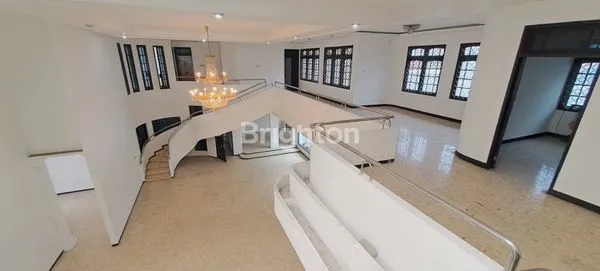 image RUMAH MEWAH 5+1 KT DI KERTAJAYA, LT 600M² (2)