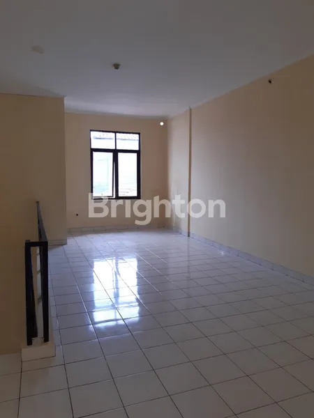 image RUKO SIAP PAKAI 2 LANTAI DI ROYAL JALAN BENTENG BETAWI, TANGERANG, STRATEGIS POSISI PINGGIR JALAN & RAMAI (3)