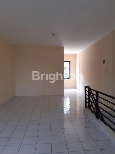 image RUKO SIAP PAKAI 2 LANTAI DI ROYAL JALAN BENTENG BETAWI, TANGERANG, STRATEGIS POSISI PINGGIR JALAN & RAMAI (4)