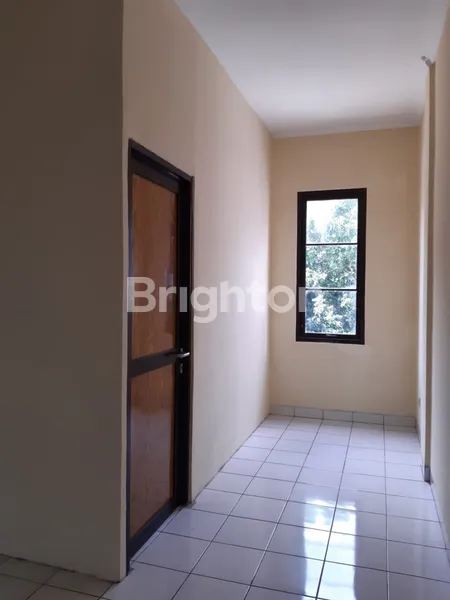 image RUKO SIAP PAKAI 2 LANTAI DI ROYAL JALAN BENTENG BETAWI, TANGERANG, STRATEGIS POSISI PINGGIR JALAN & RAMAI (5)