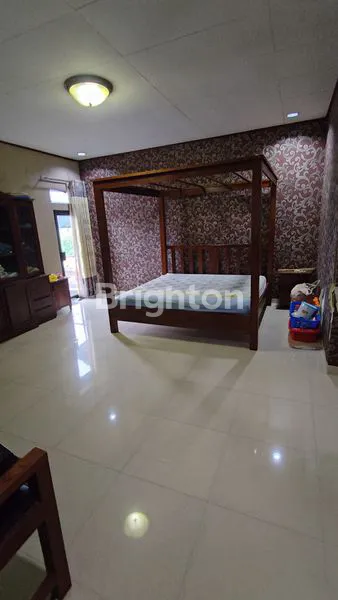 image RUMAH MEWAH 2 LANTAI DENGAN KOLAM RENANG DI MADEGONDO (2)