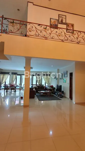 image RUMAH MEWAH 2 LANTAI DENGAN KOLAM RENANG DI MADEGONDO (4)