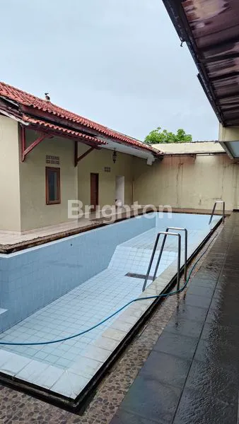 image RUMAH MEWAH 2 LANTAI DENGAN KOLAM RENANG DI MADEGONDO (6)