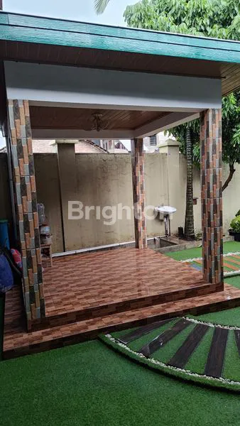 image RUMAH MEWAH 2 LANTAI DENGAN KOLAM RENANG DI MADEGONDO (7)