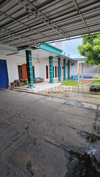 image RUMAH MEWAH 2 LANTAI DENGAN KOLAM RENANG DI MADEGONDO (8)