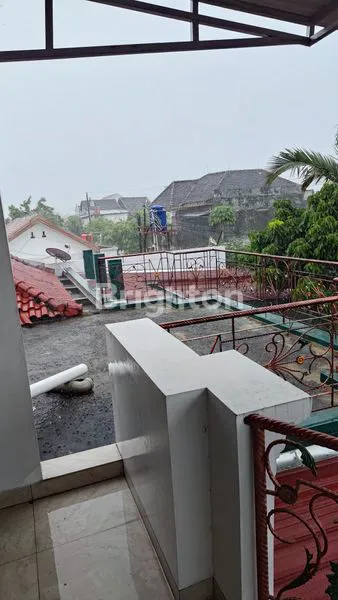 image RUMAH MEWAH 2 LANTAI DENGAN KOLAM RENANG DI MADEGONDO (5)