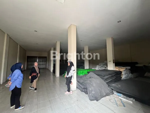 image RUKO STRATEGIS 764 M² DENGAN GUDANG BESAR, SEWA (1)